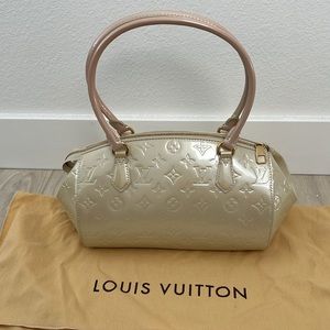 Louis Vuitton Sherwood PM blanc vernis monogram